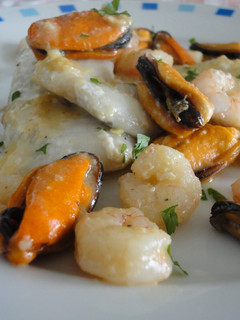 Una foto de Ventrescas de merluza con gambas y mejillones al ajillo