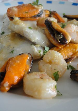 Una foto de Ventrescas de merluza con gambas y mejillones al ajillo