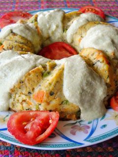 Una foto de Pastel de merluza con salsa de judías verdes y queso