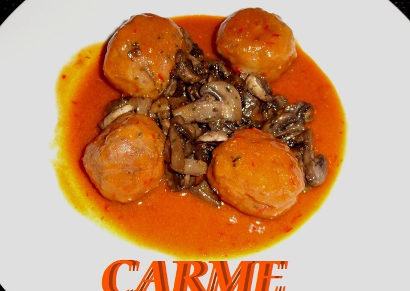 Albóndigas de ternera con piñones y champiñones<br />