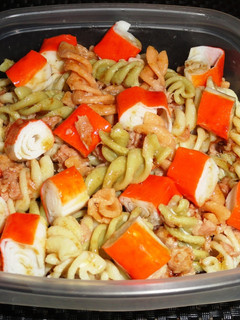 Una foto de Ensalada de espirales con palitos de mar y atún