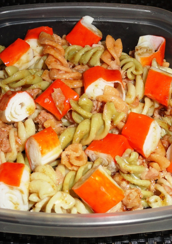 Una foto de Ensalada de espirales con palitos de mar y atún
