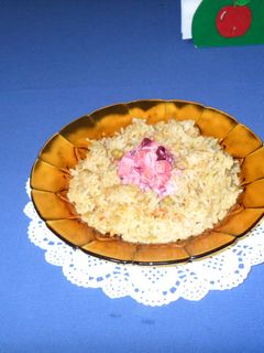 Una foto de Aro de arroz con pollo y ensalada
