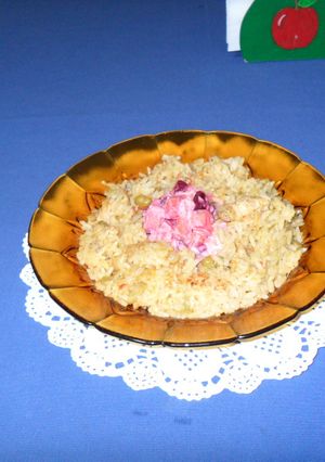 Una foto de Aro de arroz con pollo y ensalada