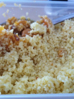 Una foto de CousCous con pollo y pasas