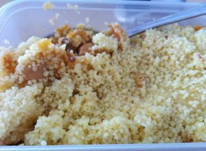 Una foto de CousCous con pollo y pasas