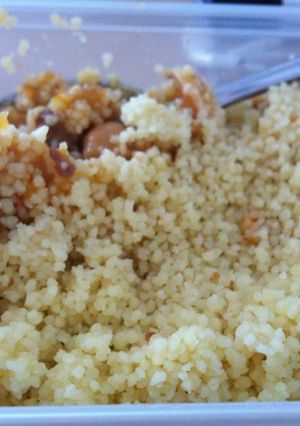 Una foto de CousCous con pollo y pasas
