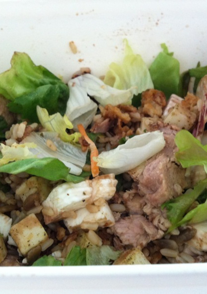 Una foto de Ensalada verde con atún