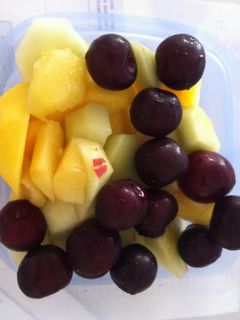 Una foto de Fruta cortada en trozos