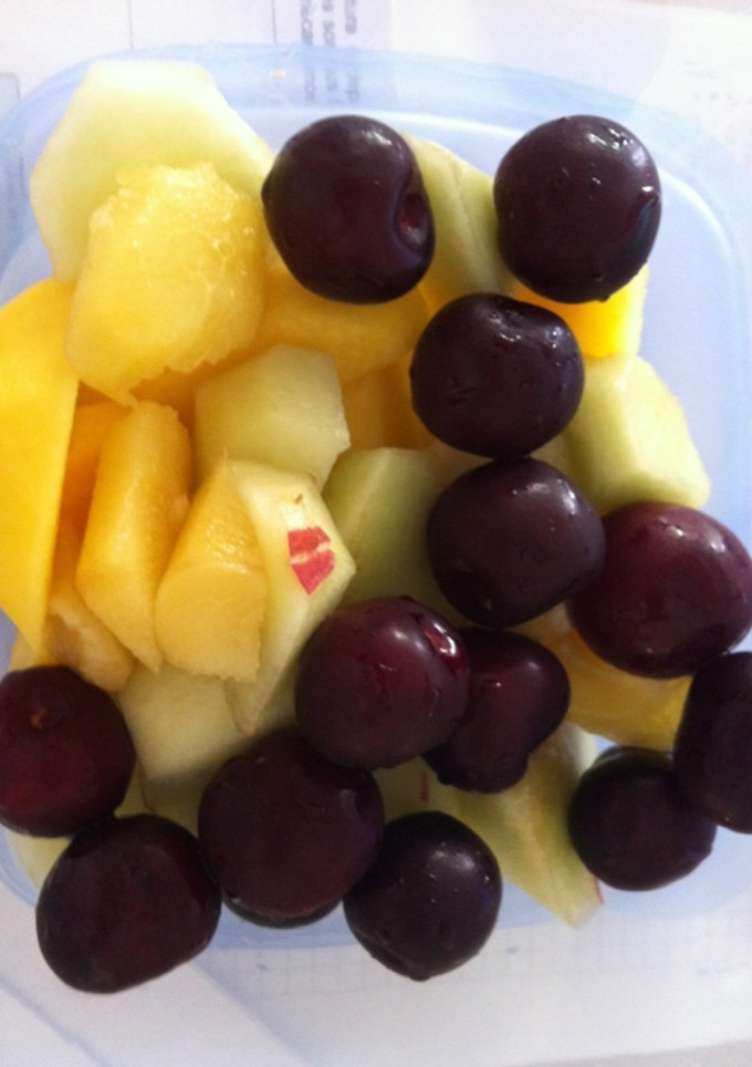Una foto de Fruta cortada en trozos