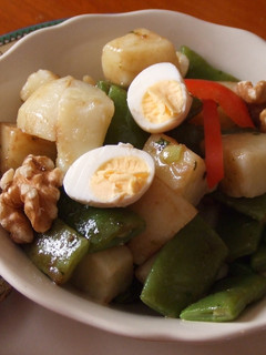 Una foto de Judías verdirojas y huevos de codorniz con vinagreta de frambuesas