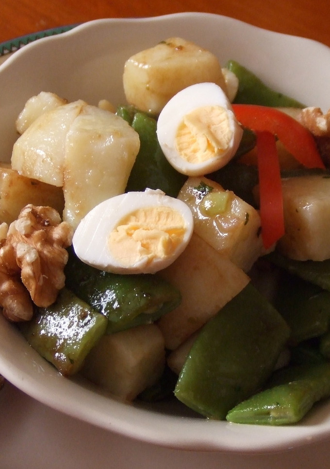 Una foto de Judías verdirojas y huevos de codorniz con vinagreta de frambuesas