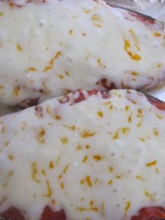 Una foto de Berenjena con tomate y mozzarella