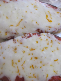 Una foto de Berenjena con tomate y mozzarella