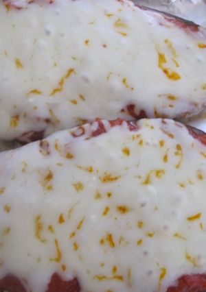 Una foto de Berenjena con tomate y mozzarella
