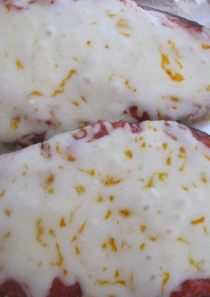 Una foto de Berenjena con tomate y mozzarella