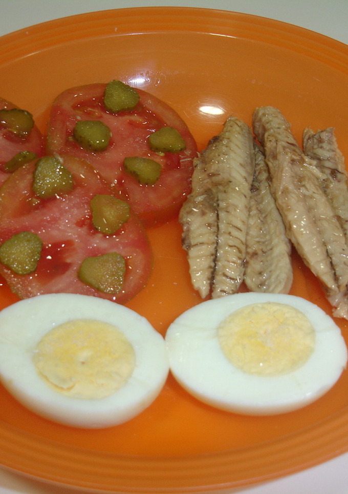 Una foto de Filete de caballa con guarnición fresca