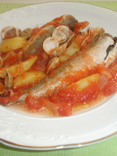 Una foto de Pescadilla con almejas al horno