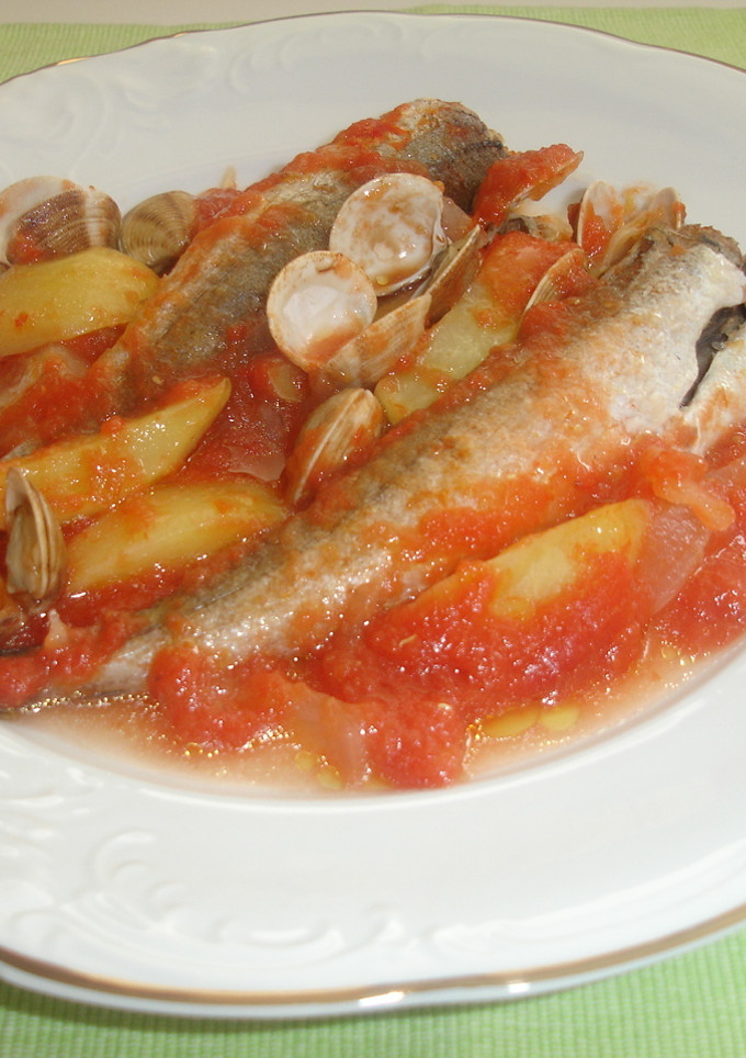 Una foto de Pescadilla con almejas al horno