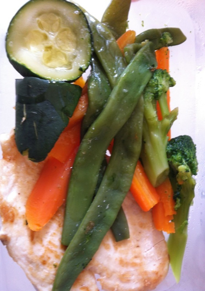 Una foto de Pechugas con verduras al vapor