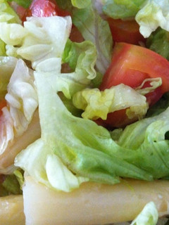 Una foto de Ensalada de tomate y espárragos