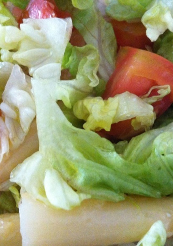 Una foto de Ensalada de tomate y espárragos