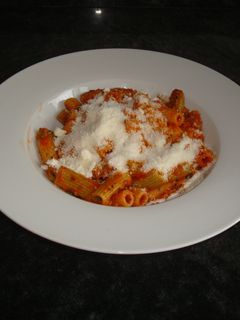 Una foto de Macarrones de la iaia con chorizo y tomate