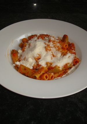 Una foto de Macarrones de la iaia con chorizo y tomate