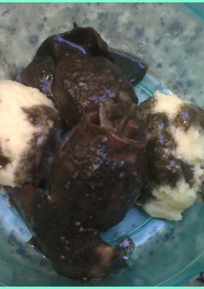 Una foto de Puré de patatas bañado con chipirones en tinta