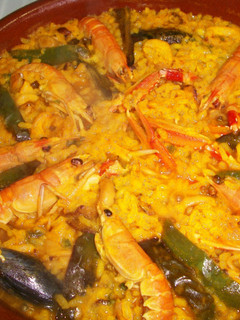 Una foto de Arroz con marisco y jamón ibérico en cazuela de barro