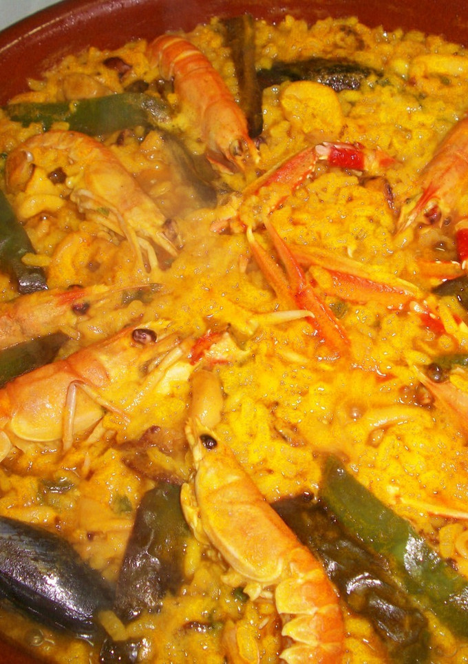 Una foto de Arroz con marisco y jamón ibérico en cazuela de barro