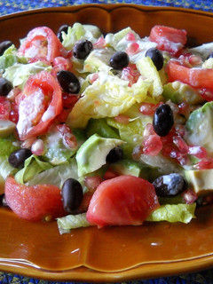 Una foto de Ensalada de lechugas con granada y aguacate