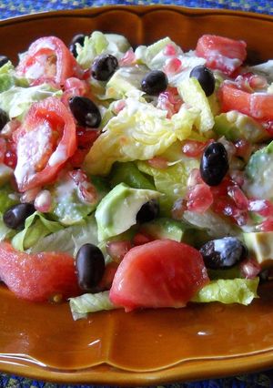Una foto de Ensalada de lechugas con granada y aguacate