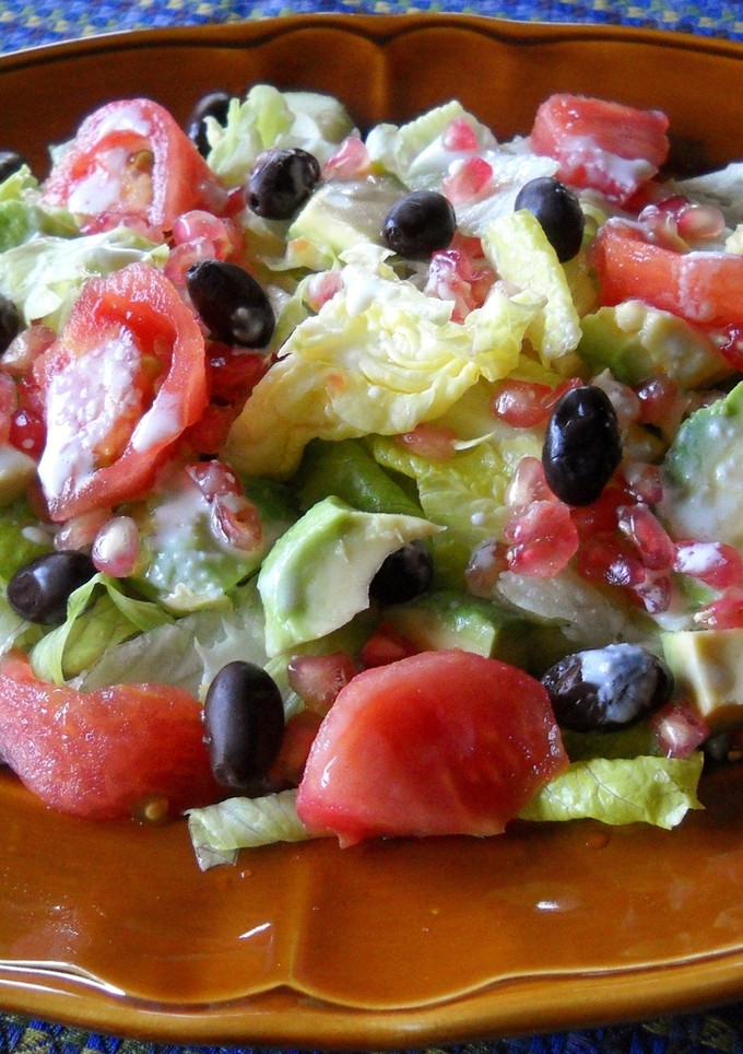 Una foto de Ensalada de lechugas con granada y aguacate