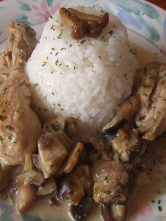 Una foto de Pollo con setas variadas y arroz blanco