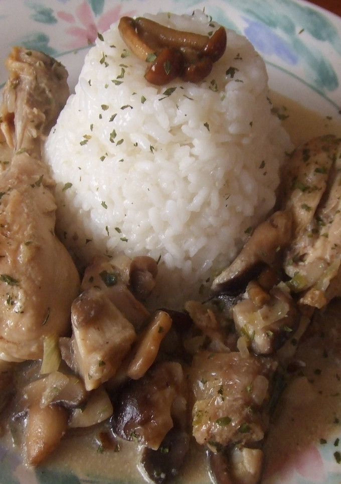 Una foto de Pollo con setas variadas y arroz blanco
