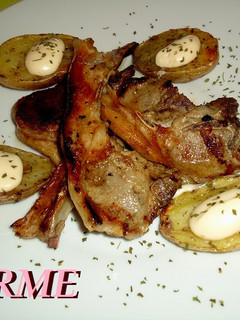 Una foto de Costillas de lechal y patatas con all i oli