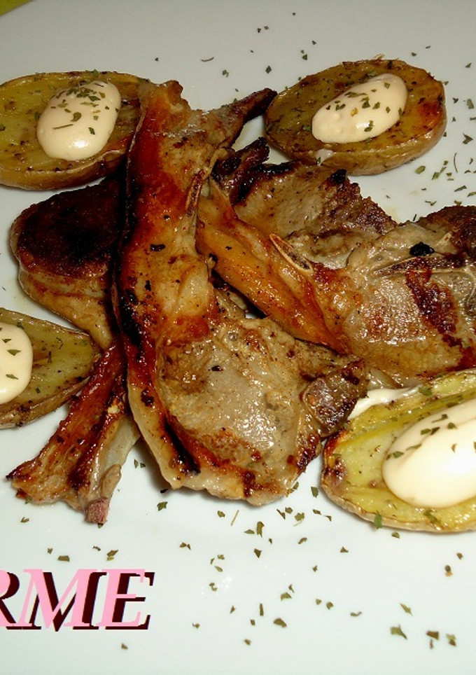 Una foto de Costillas de lechal y patatas con all i oli