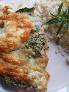 Una foto de Filete de perca al horno con espinacas y queso