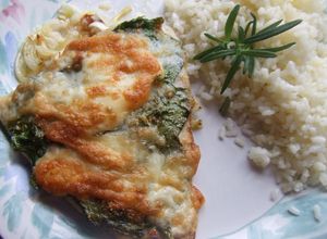 Una foto de Filete de perca al horno con espinacas y queso