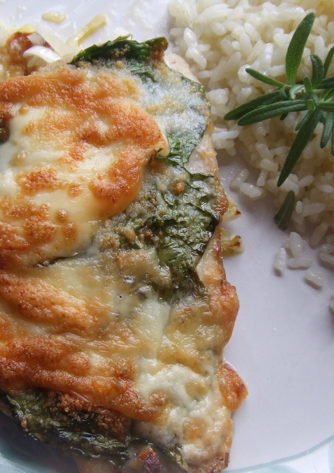 Una foto de Filete de perca al horno con espinacas y queso