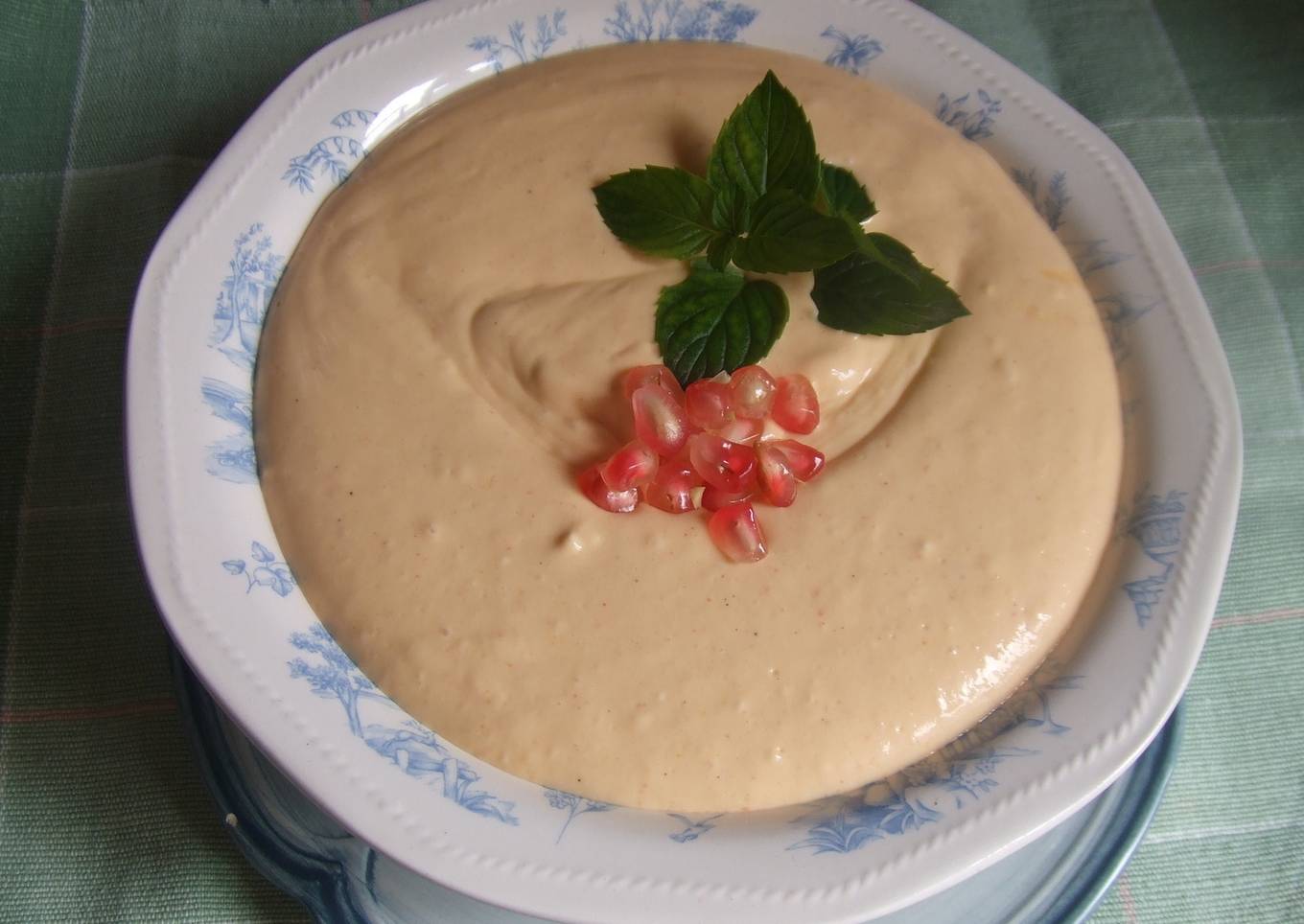 Espuma de mascarpone con mango, albaricoques y granada