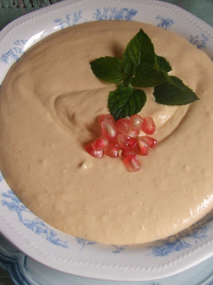Una foto de Espuma de mascarpone con mango, albaricoques y granada