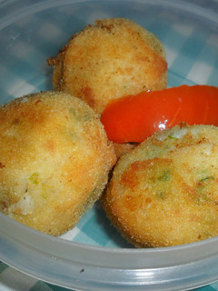 Una foto de Bombas de papas al perejil
