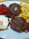 Plato combinado clásico solomillo, huevo frito, pimientos y patatas fritas
