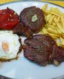 Plato combinado clásico solomillo, huevo frito, pimientos y patatas fritas