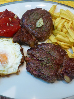 Una foto de Plato combinado clásico solomillo, huevo frito, pimientos y patatas fritas