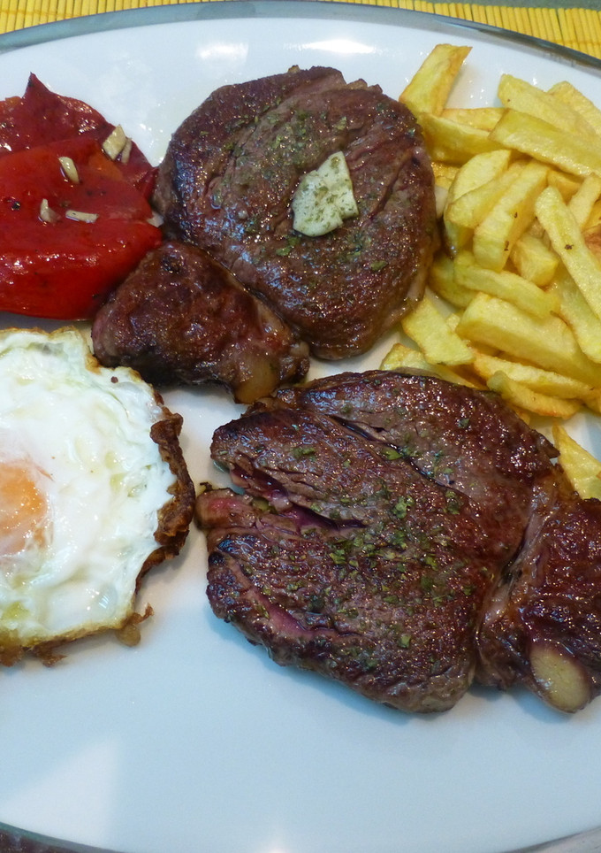 Una foto de Plato combinado clásico solomillo, huevo frito, pimientos y patatas fritas