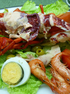 Una foto de Ensalada de langosta con salsa rosa