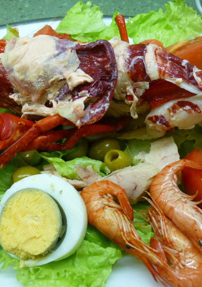 Una foto de Ensalada de langosta con salsa rosa